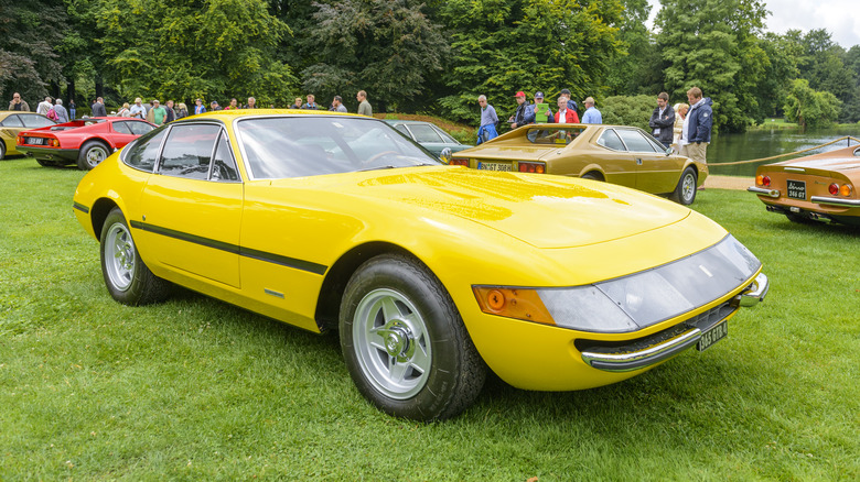 Желтый Ferrari 365 GTB/4 Daytona 1973 года выпуска на выставке