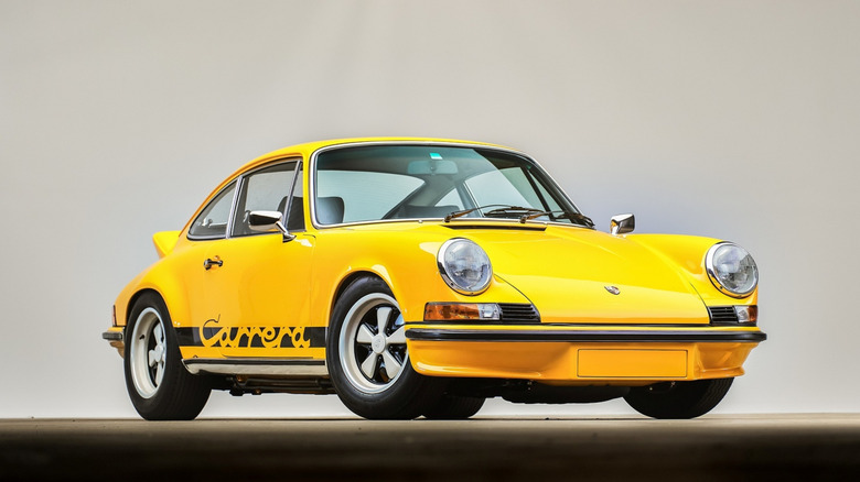 Желтый Porsche 911 Carrera RS 1973 года выпуска на выставке