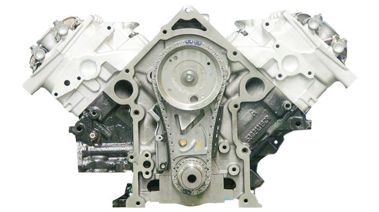 Powertrain Products Двигатель 5.7 HEMI в ящике на белом фоне, вид спереди