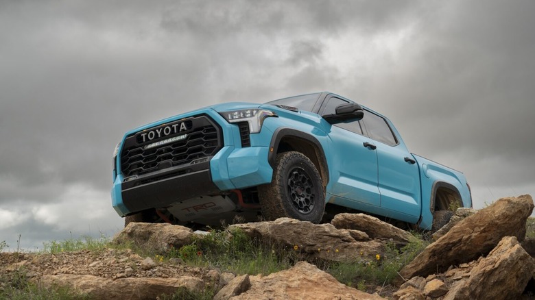 Снимок Toyota Tundra TRD Pro 2026 года на бездорожье