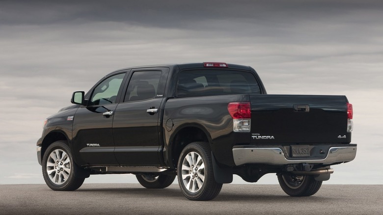 Снимок Toyota Tundra 2010 года выпуска сзади.