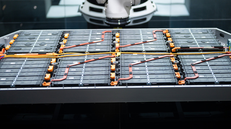 Аккумуляторную батарею для электромобилей собирают в Китае