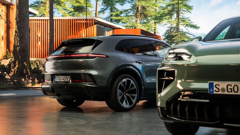 Виды спереди и сзади электромобилей Porsche Cayenne, припаркованных на шиферной подъездной дорожке