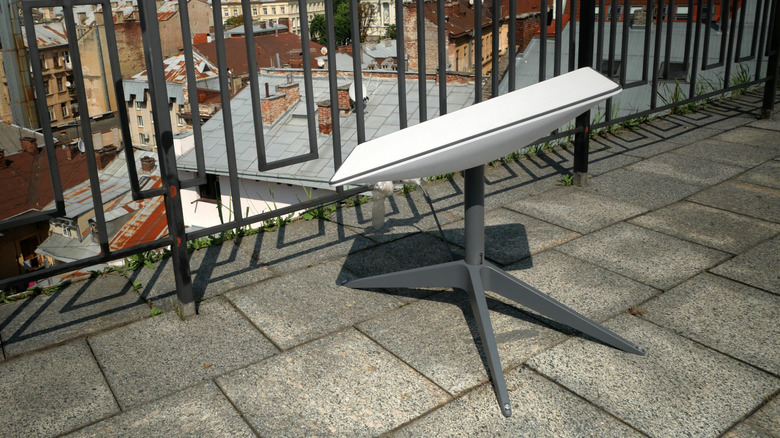 Тарелка Starlink на крыше здания в Львове, Украина