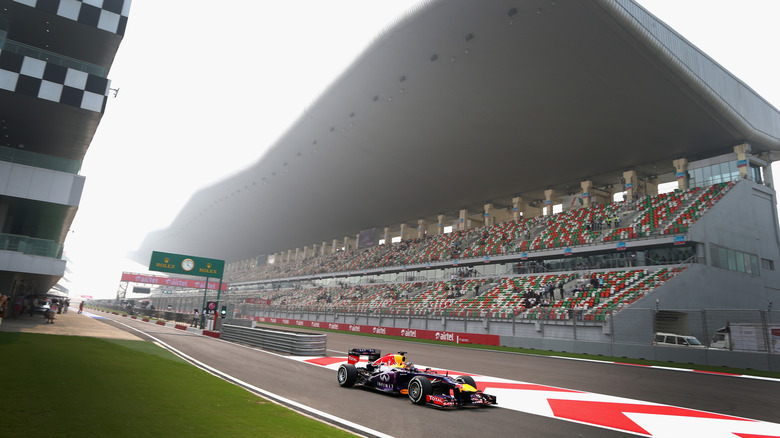Автомобиль Red Bull F1 во время тренировки 2013 года на трассе Buddh International Circuit