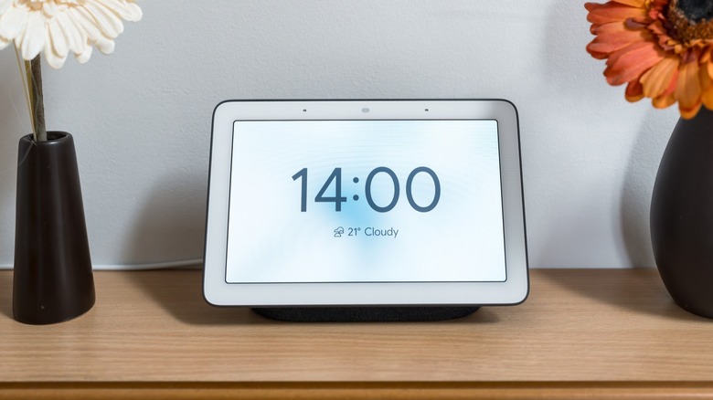 Google Nest Hub на столе