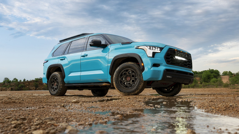 Toyota Sequoia, вид спереди, ракурс 3/4