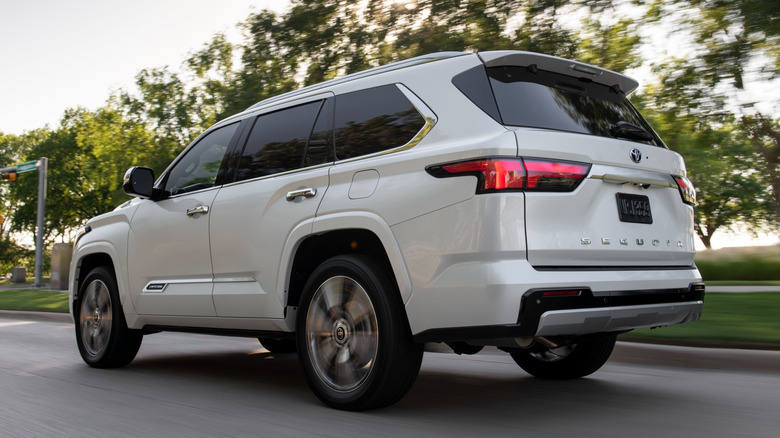 Toyota Sequoia, вид сзади, ракурс 3/4