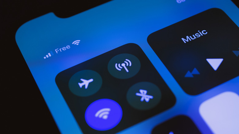 Экран iPhone, на котором отображается Центр управления со значками режима полета, Bluetooth, Wi-Fi и сотовой связи.