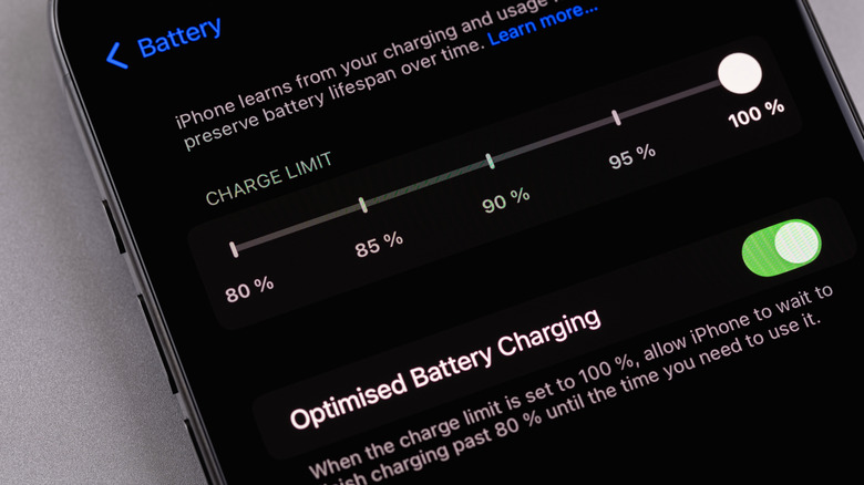 В настройках аккумулятора iPhone отображается опция «Оптимизированная зарядка аккумулятора»