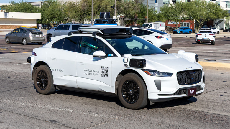 Роботакси Waymo на дороге.