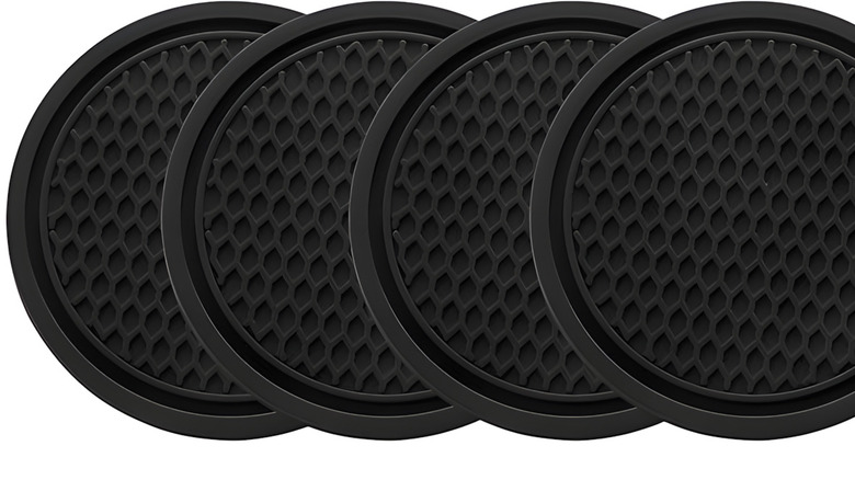 Подставки для подстаканников над изображением автомобильного подстаканника