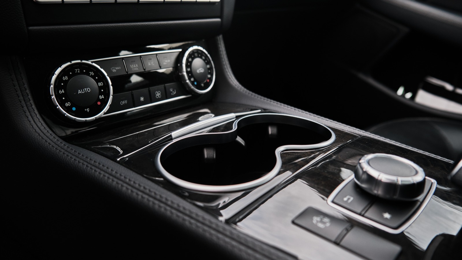 Эти 5 аксессуаров для подстаканников помогут привести в порядок ваш автомобиль