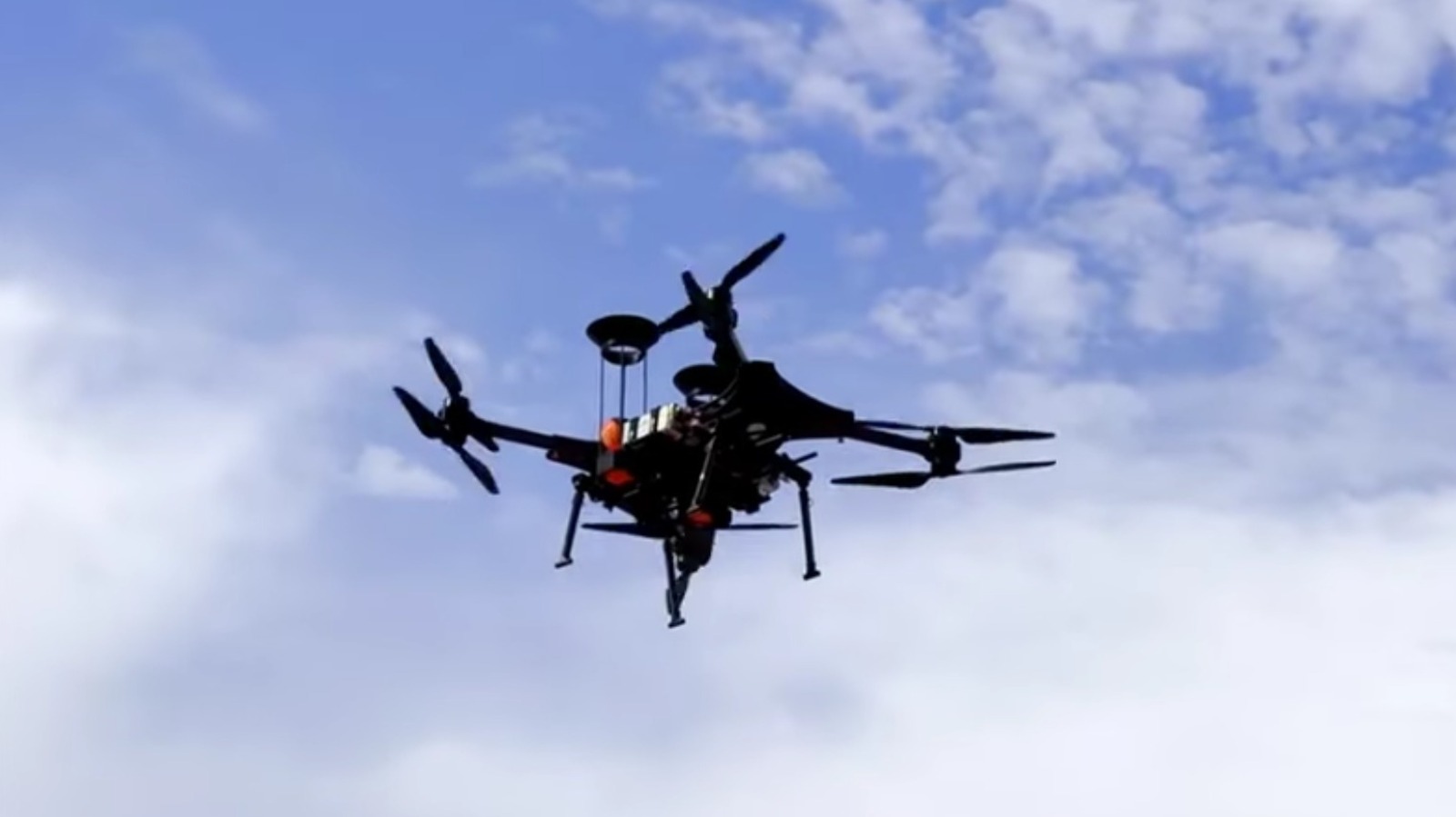 Этот созданный студентами дрон может помочь решить проблему лесных пожаров в Америке