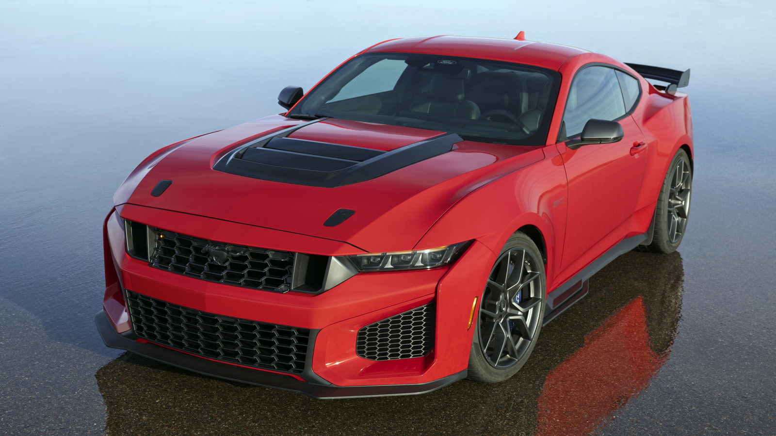 Mustang Dark Horse только что получил обновление, которое должно заставить владельцев Corvette нервничать