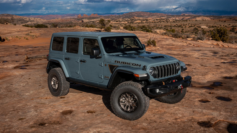 Jeep Wrangler 392 Rubicon в пустыне, вид спереди на 3/4
