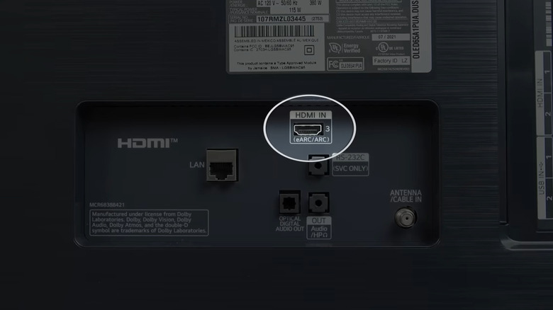 Снимок порта eARC HDMI на задней панели телевизора.