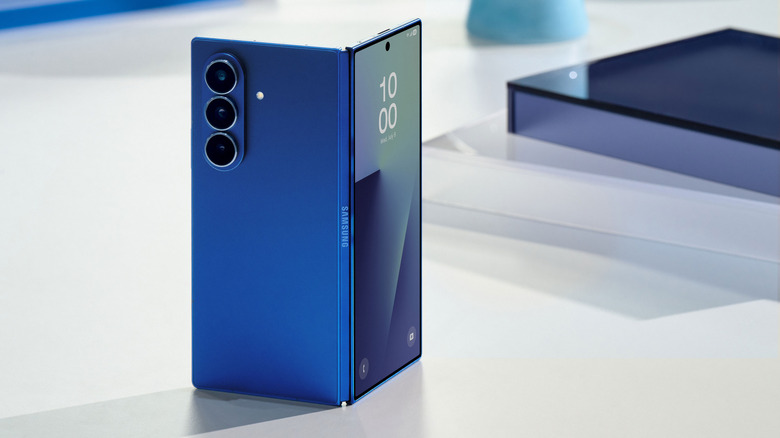 Samsung Galaxy Z Fold 7 лежит на столе