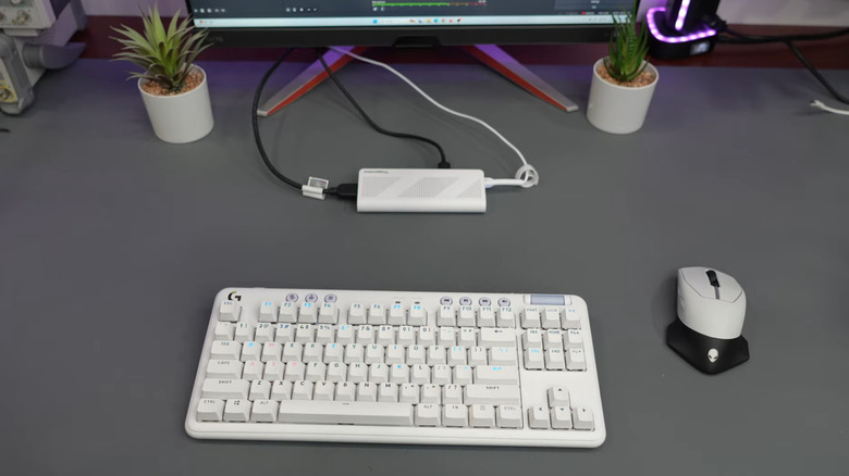 Мини-ПК, подключенный к игровой системе настольного компьютера