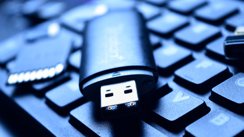 ПК-флешка на клавиатуре