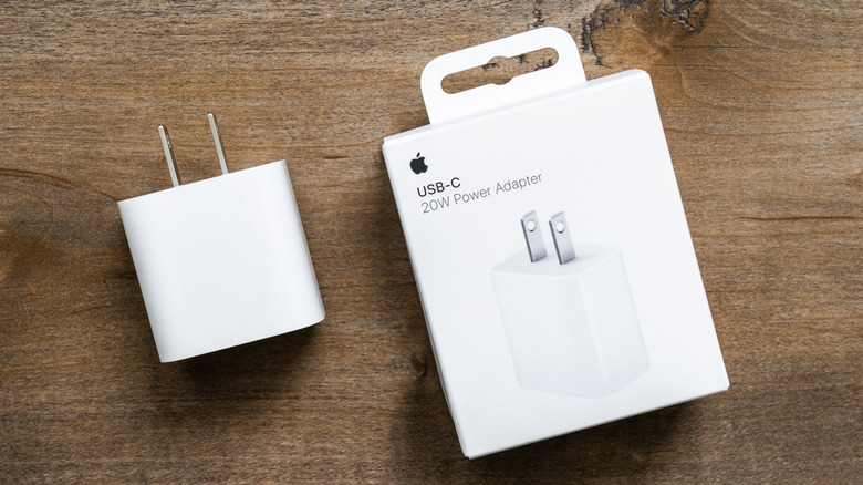 Зарядное устройство для iPhone на 20 Вт и его демонстрационная коробка на деревянной поверхности