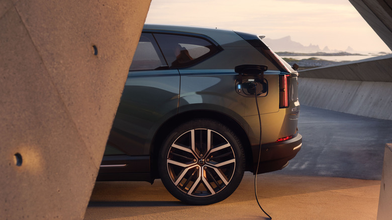 Детали заднего люка Volvo EX60 2027 года и порт для зарядки