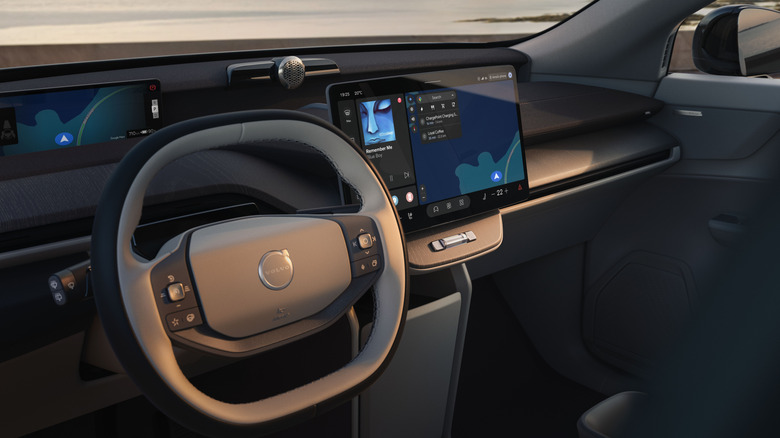 Информационно-развлекательный экран и рулевое колесо Volvo EX60 2027 года выпуска