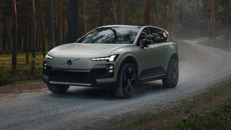 Volvo EX60 Cross Country 2027 года на гравийной трассе