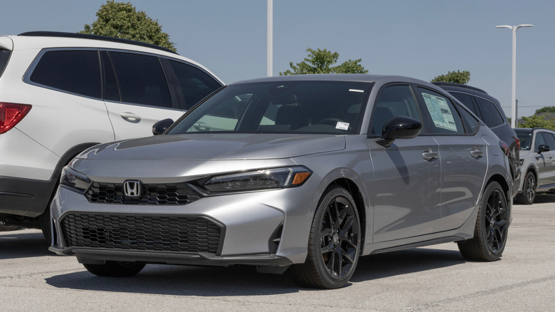 На стоянке припаркована «Хонда Цивик».