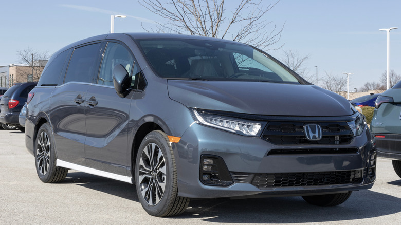 Семейство Honda Odyssey с маркировкой припарковано на открытом воздухе.