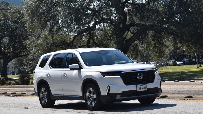 Honda Pilot едет в солнечный день.