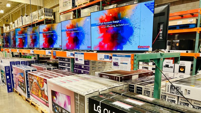 Большие телевизоры HDR и OLED для продажи на складе Costco