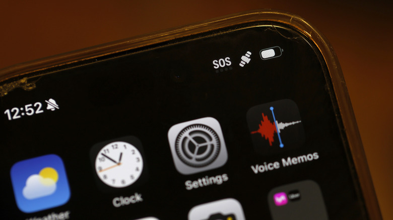 Экран мобильного телефона с различными приложениями и надписью SOS в правом верхнем углу.