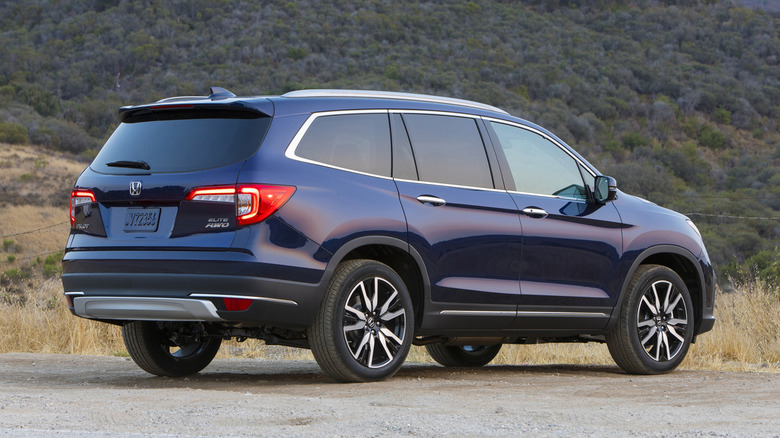 Honda Pilot Elite третьего поколения, вид сзади в 3/4