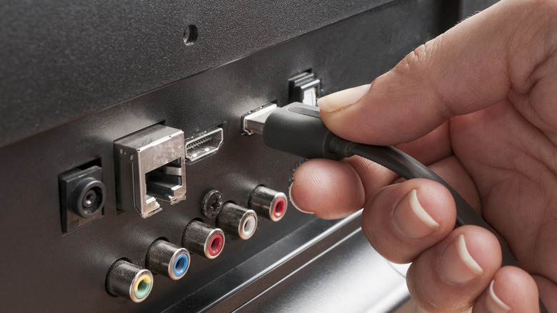 Задняя панель телевизора с портами HDMI