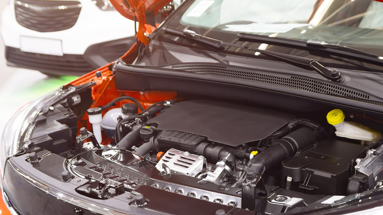 Капот автомобиля открыт в автомагазине