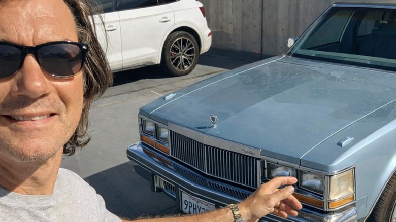 Джерри О'Коннелл делает селфи на своем Кадиллаке 79-го года выпуска.