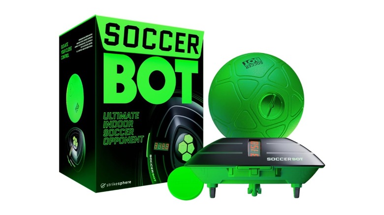 Набор Soccer Bot, коробка рядом с ним, простой белый фон.
