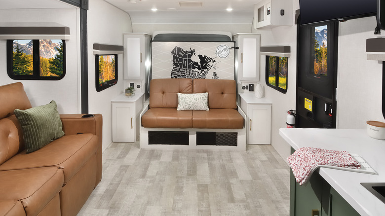 Интерьер автофургона Forest River