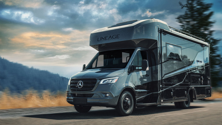 Дом на колесах на дороге