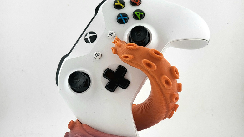 Подставка для Xbox, созданная по образцу щупальца Кракена.