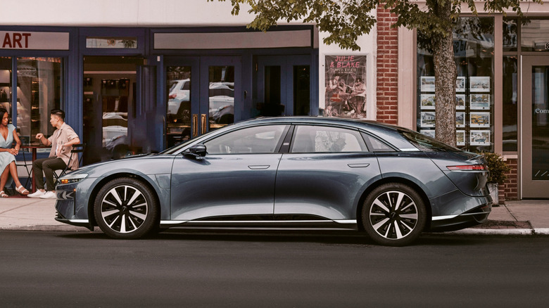 Серый Lucid Air Pure припаркован на улице