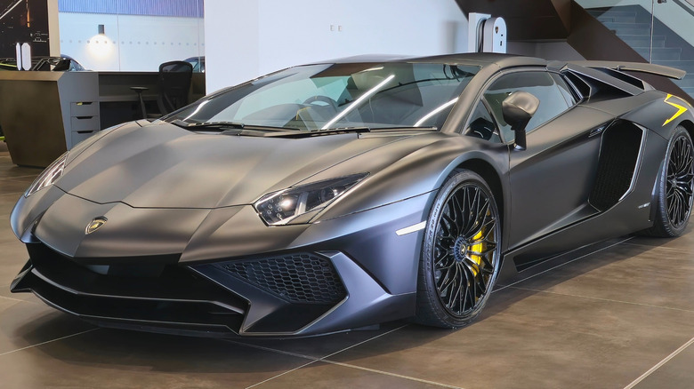 Lamborghini Aventador SV на выставке.
