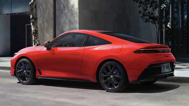 Вид слева на красную Honda Prelude, припаркованную на городской улице