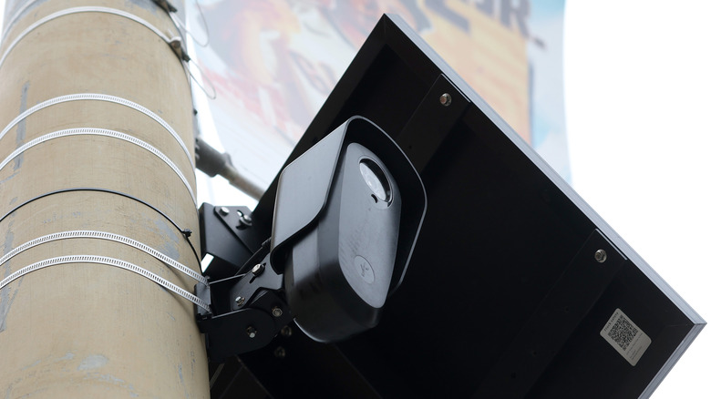 Автоматический считыватель номерных знаков, установленный на столбе в Сан-Франциско, Калифорния.
