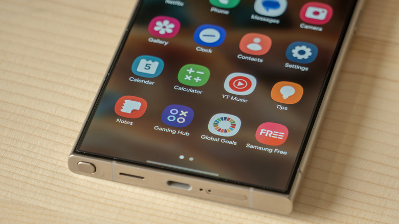 Крупный план нижней половины Samsung Galaxy S24 Ultra.