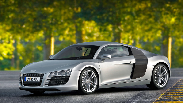 Вид сбоку Audi R8 2007 года выпуска.