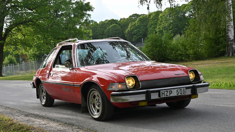 Красный AMC Pacer на дороге