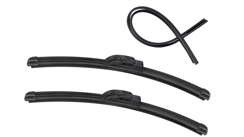 На фото изображены щетки стеклоочистителей Aero, установленные на автомобиле.