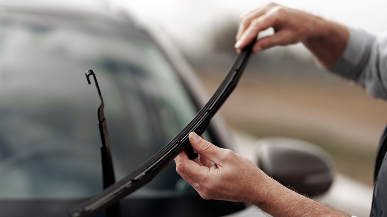 Человек, показывающий дворник